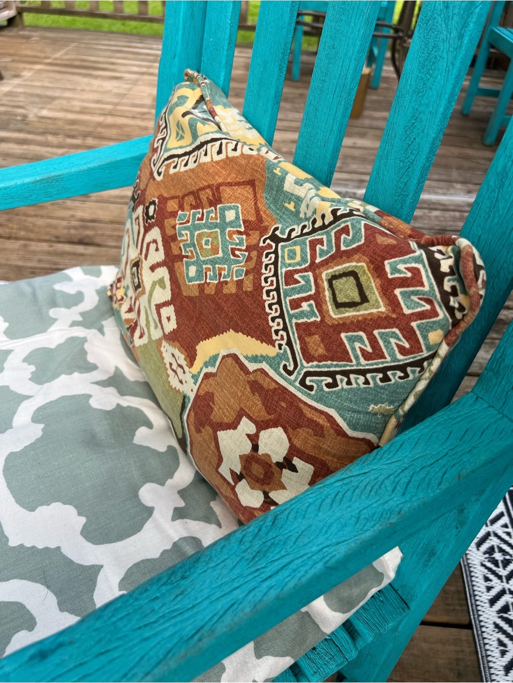 🌻2 Patterned Throw Pillows - Picture 2 of 7